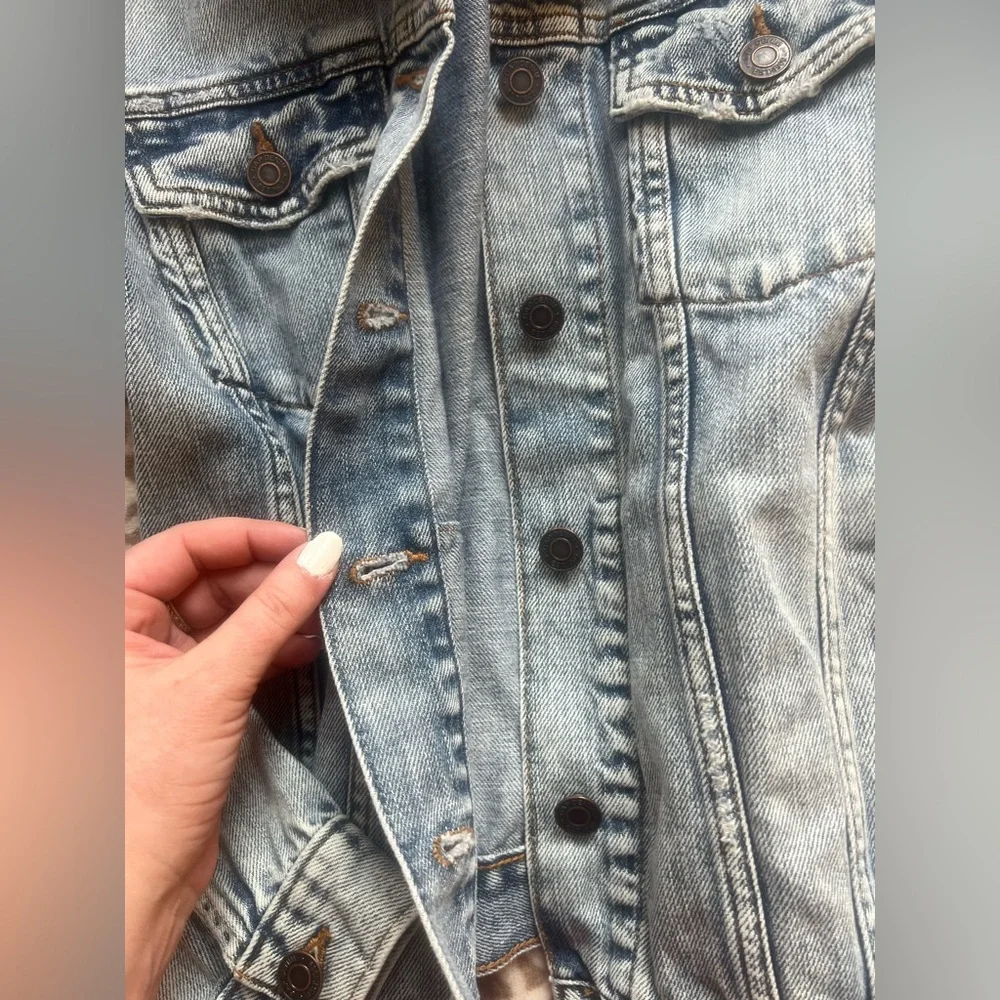 ☀️ GAP Denim Light Wash Jean Jacket Classic Trucker Style | Women’s Medium - Picture 4 of 14